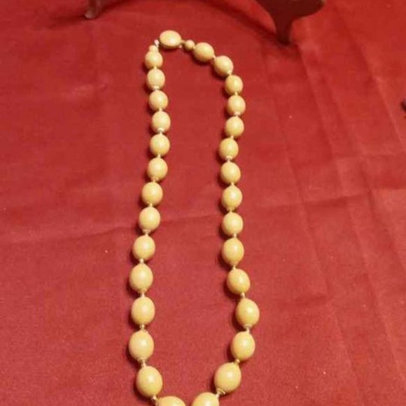 VINTAGE PLASTIC LARGE OVAL BEADS WITH GOLD TONE METAL CAPS WITH ROUND CLASP - Picture 3 of 5